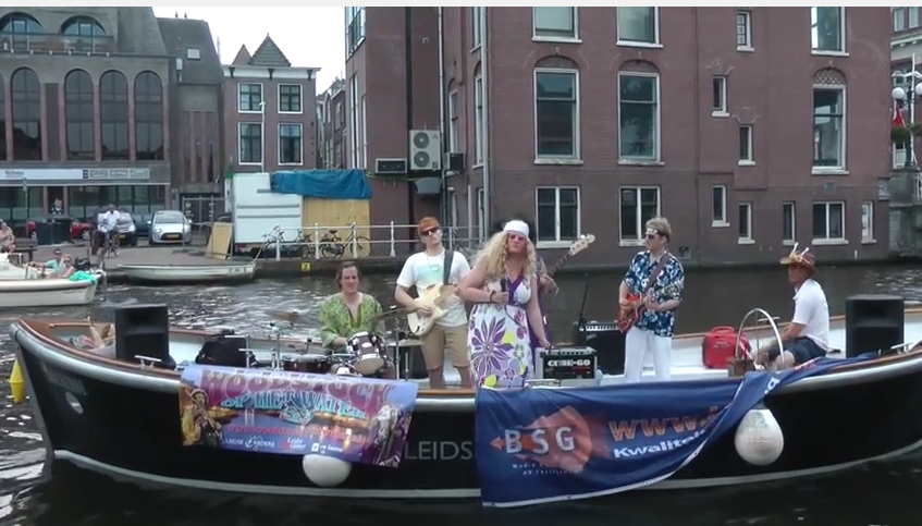 popband-woodstock op het water